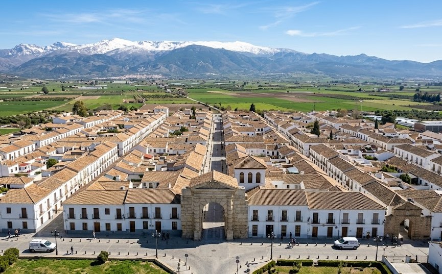 Vista del arco histórico y el municipio de Santa Fe en la Vega